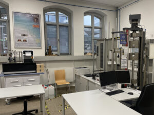Blick in das Werkstoffkundelabor mit der Zugprüfmaschine und anderen Maschinen und Geräten