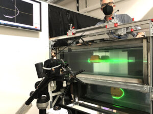Wasserkanal mit einem grünen Laser für die Analyse der Partikelbewegung.