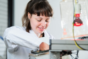 Dr. Karen Stamm untersucht Insekten