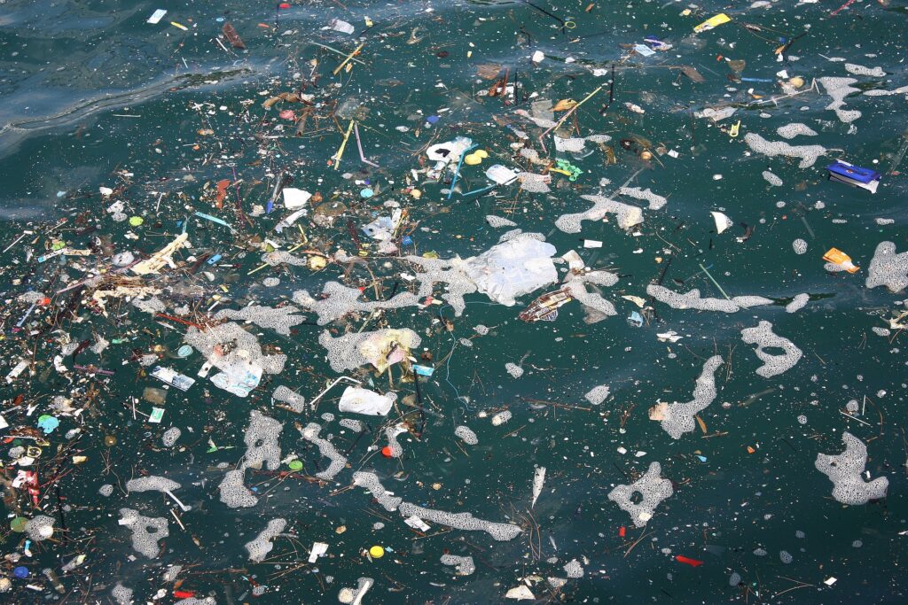 Ozean mit Müll
