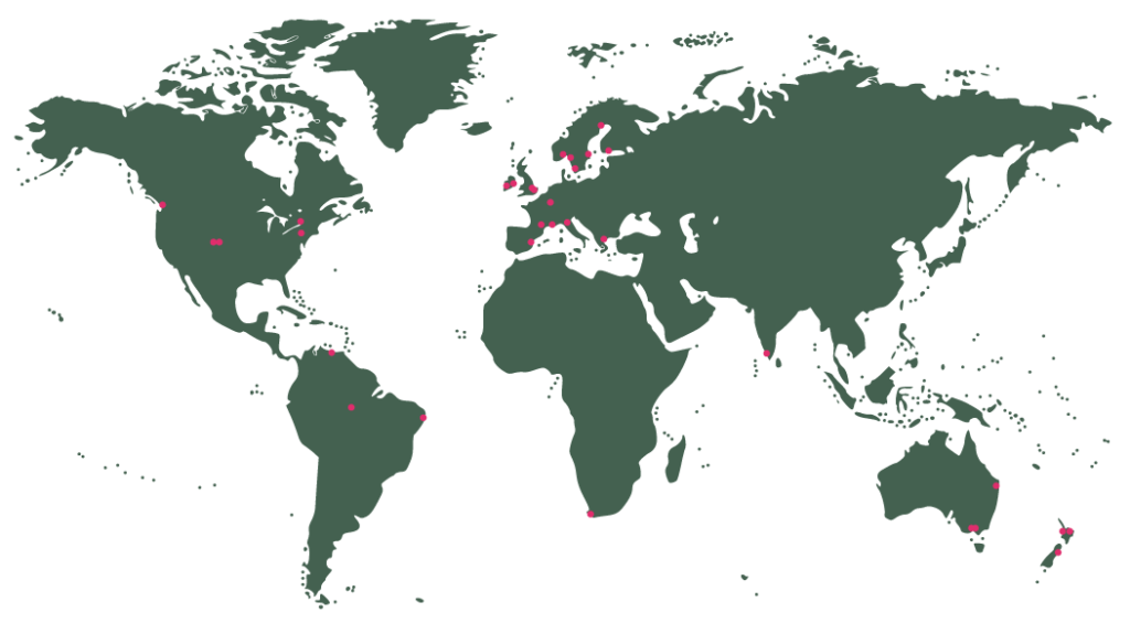 Weltkarte mit Punkten zur Markierung an welchen Orten die Studierenden bereits Auslandssemester absolviert haben, z.B. in Australien, Neuseeland, Südafrika, den USA, Brasilien, Großbritanien, Irland, Schweden, Frankreich und viele Länder mehr.