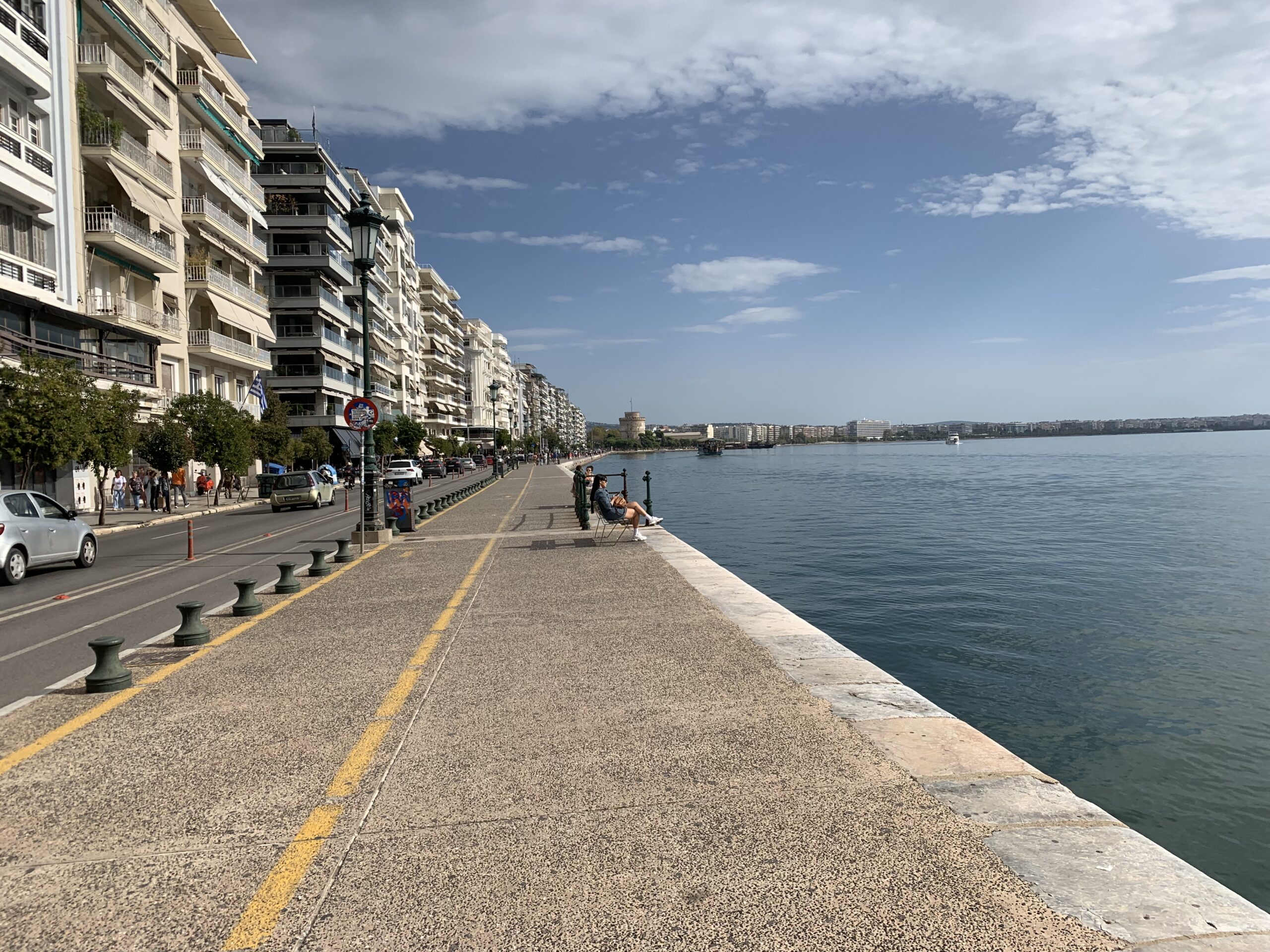 Küstenpromenade in Thessaloniki. Rechts das Meer, links Häuser.