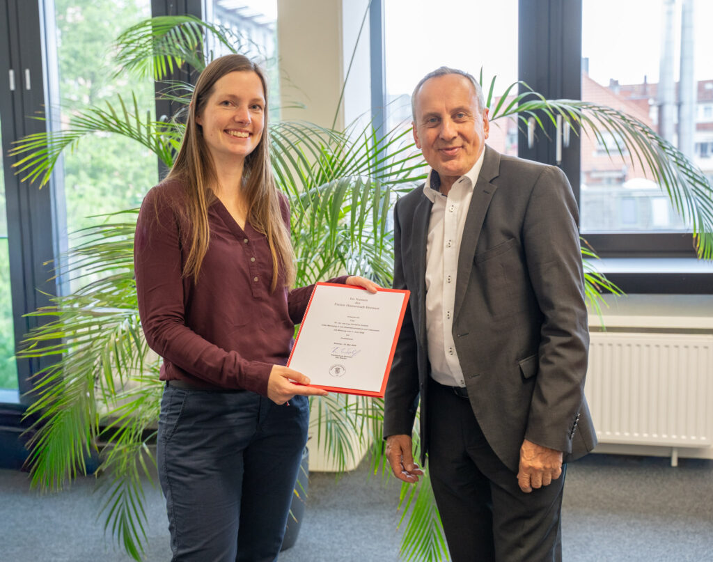 Rektor Prof. Dr. Konrad Wolf (rechts) heißt die neue Professorin Dr. Lisa Gutzeit herzlich willkommen an der HSB.